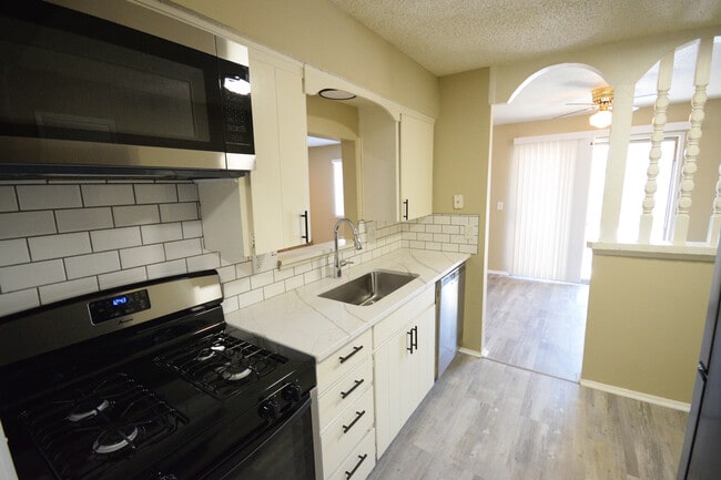 Primary Photo - L & A Conquistador Apartments