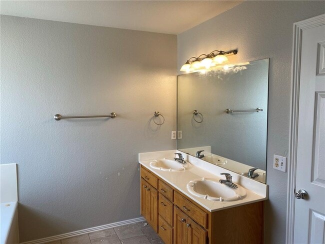 Building Photo - 4902 Hawthorne Way
