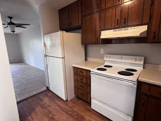 Building Photo - 2 Bedroom / 1 Full and 2 Half Bath -