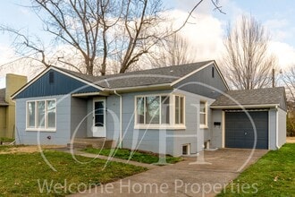 Building Photo - 24 NE Ash Ave