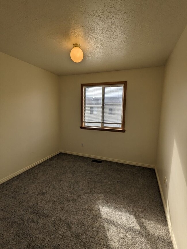 Building Photo - Layton 3 Bed Townhome with Garage & Fenced Yard – 2 Weeks Free!