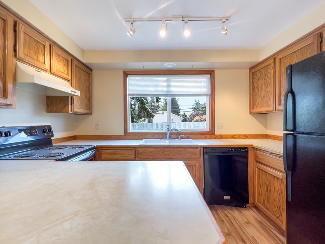 Building Photo - Spacious 3 Bedroom 1 Bath Ranch House  in Milwaukie! Washer and Dryer Included!