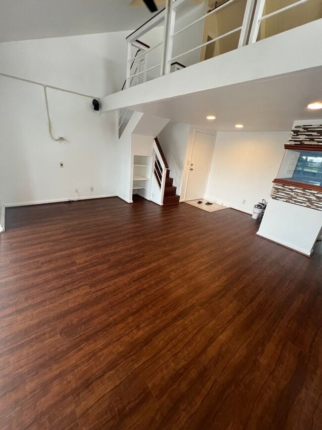 Building Photo - Loft, 2 Bedrooms, Split Townhouse, AC, 2 Parking