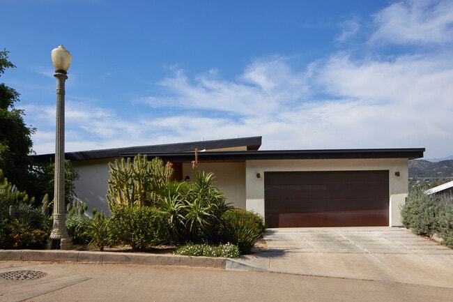Building Photo - 1571 Wildwood Dr