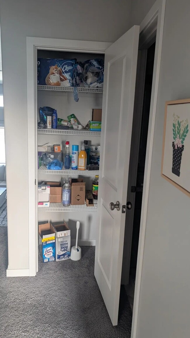 Building Photo - Furnished Queen Room with Closet & Private Bath