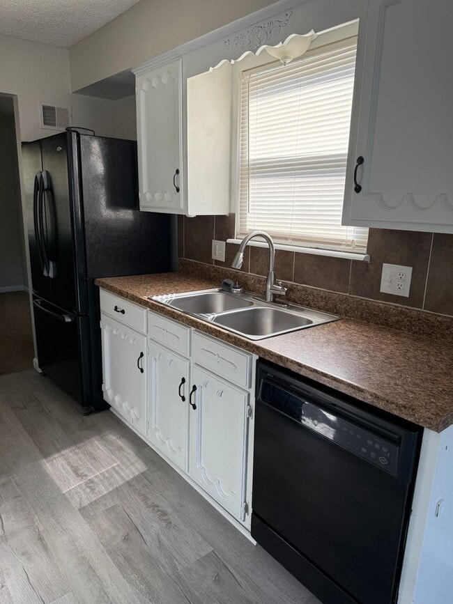 Building Photo - Spacious 3 Bedroom Home with Finished Base...