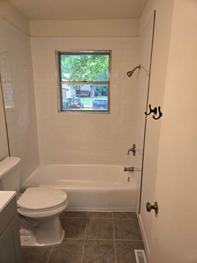 Building Photo - How amazing is this 3 BR 1 BTH home? You'll have to come visit us to find out!