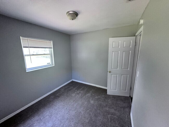 Building Photo - ** TWO WEEKS FREE** Roomy Home with Privac...