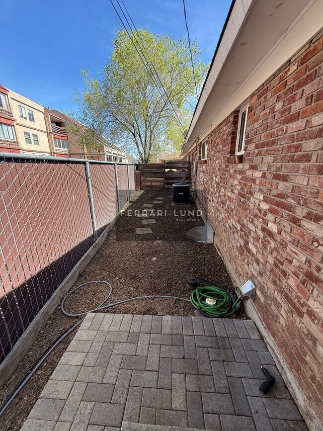 Building Photo - Eden 965-967