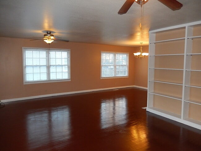 Building Photo - SPACIOUS Quincy 2/1 w/ Wood Floors, All New Windows, New Deck, over 1200 sq ft, & More! $1095/mon...