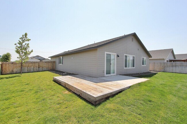 Building Photo - 16901 Carmichael Ave