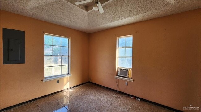 Building Photo - 11 Oak St