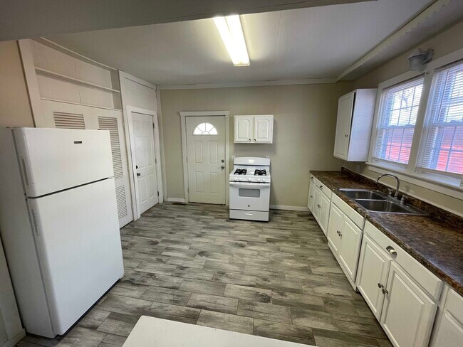 Building Photo - 1467 Division St