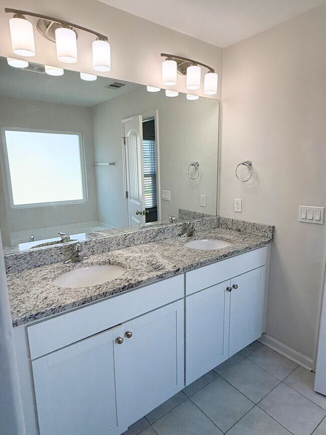 Building Photo - Spacious 5-bedroom, 3-bath home featuring two additional flex rooms!