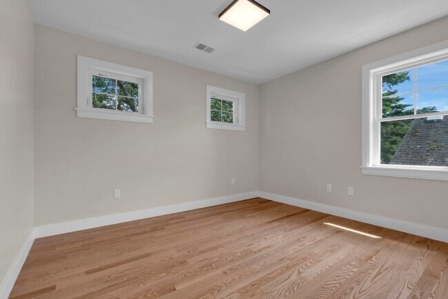 Building Photo - 129 Lakeview Ave