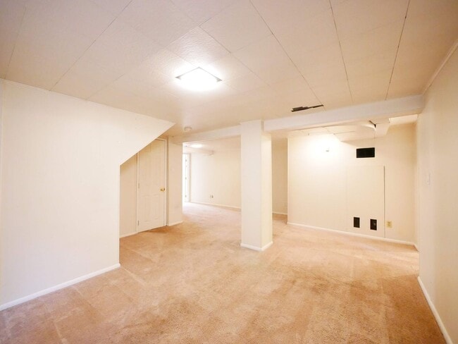 Building Photo - 5 BED & 2.5 BATH SINGLE FAMILY HOUSE FOR RENT