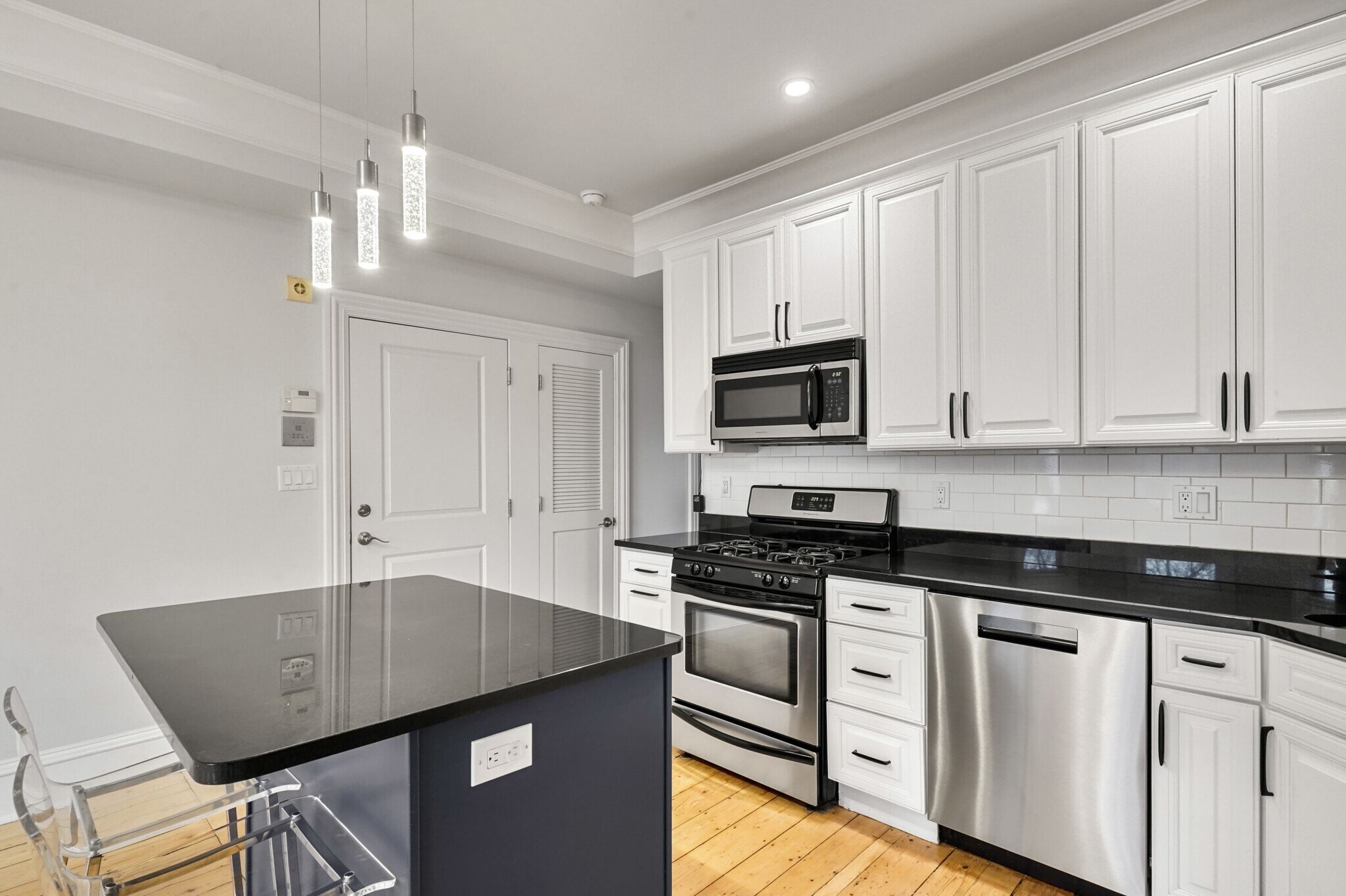 Building Photo - 703 E 4th St