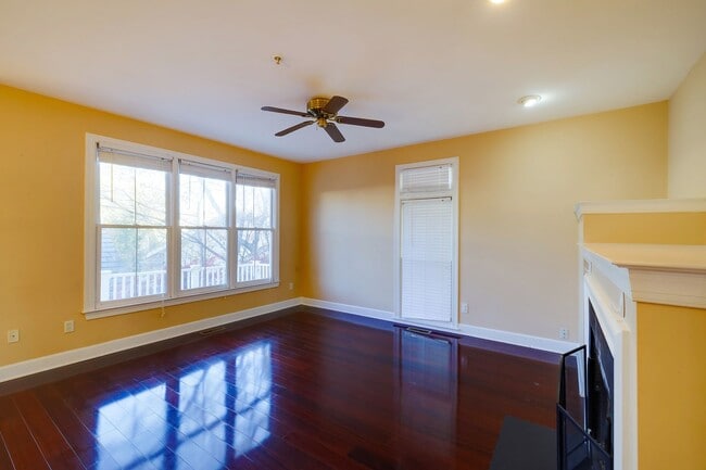 Building Photo - Luxury Townhome in the Heart of the Kentlands