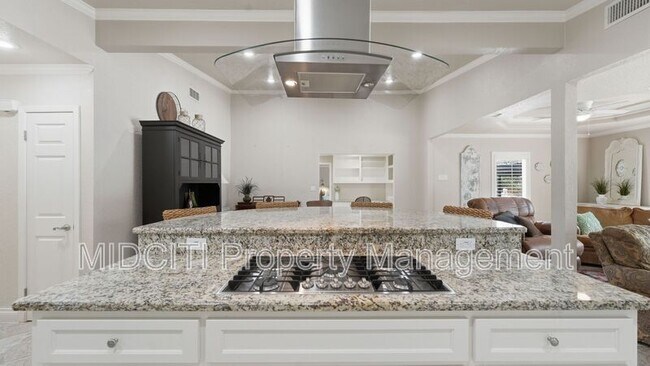 Building Photo - 156 Trelawney St