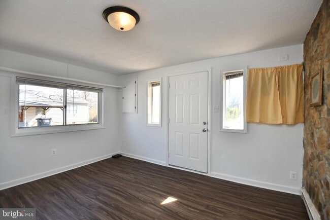 Building Photo - 9001 Yorkshire Ln