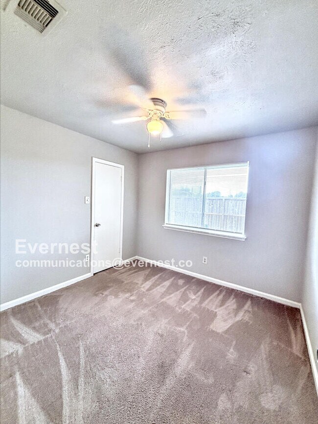 Building Photo - 2038 Woodland Hills Dr
