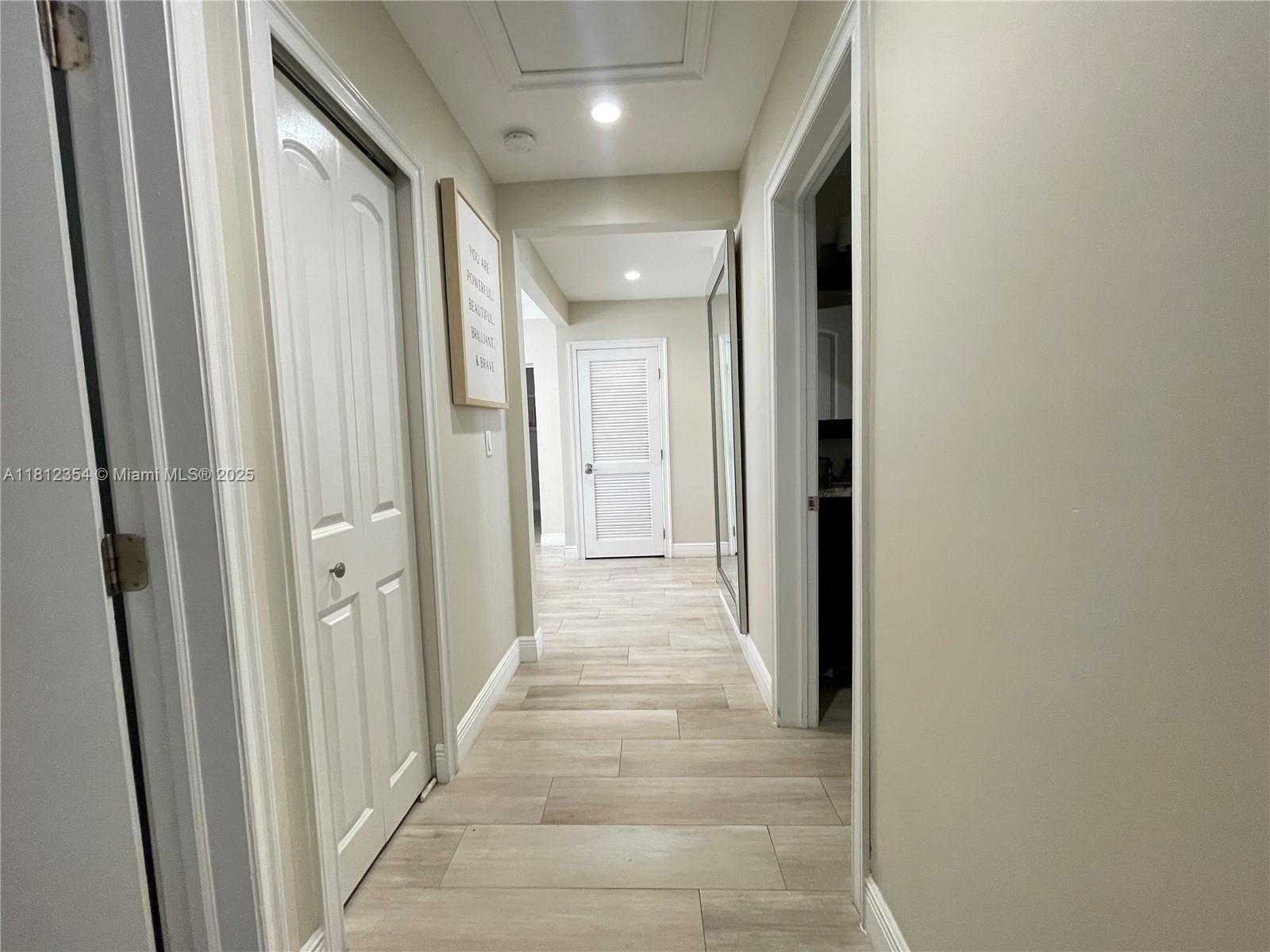 Building Photo - 557 De Leon Dr