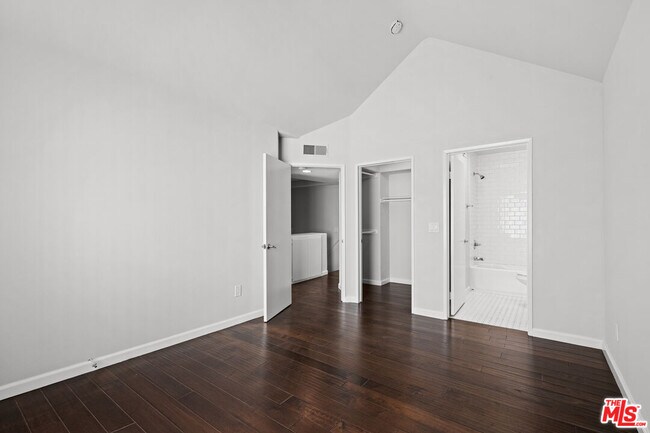 Building Photo - 10627 Moorpark St