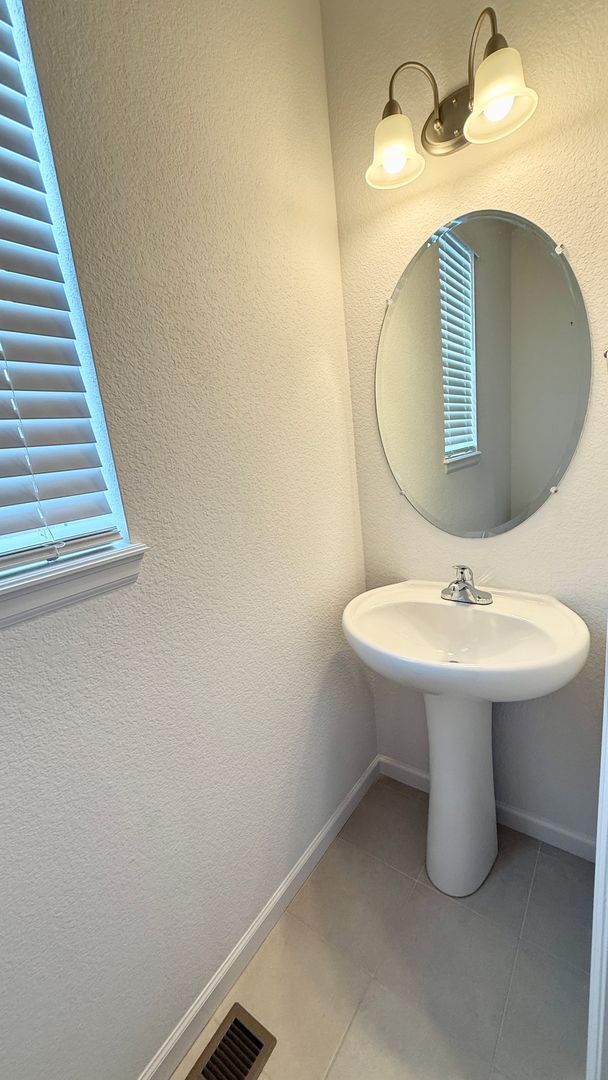 Building Photo - Stunning 3 Bedroom Townhome in Monument