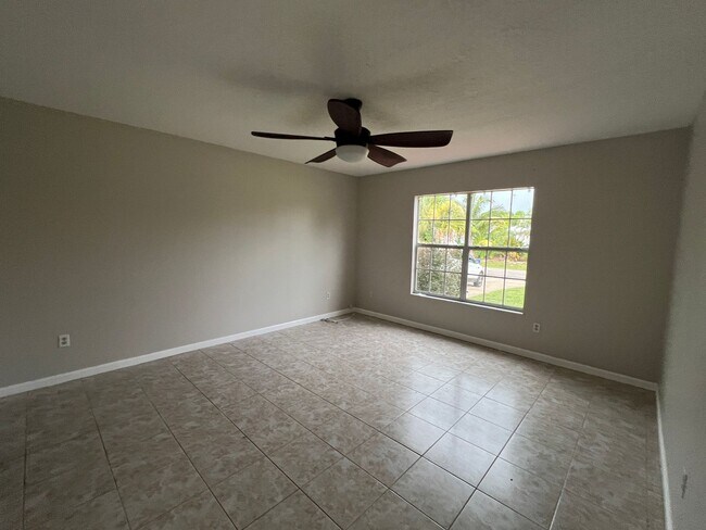 Building Photo - 1018 Landsdowne Dr