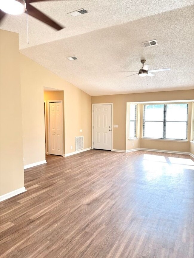 Building Photo - 159 Green Acres Dr