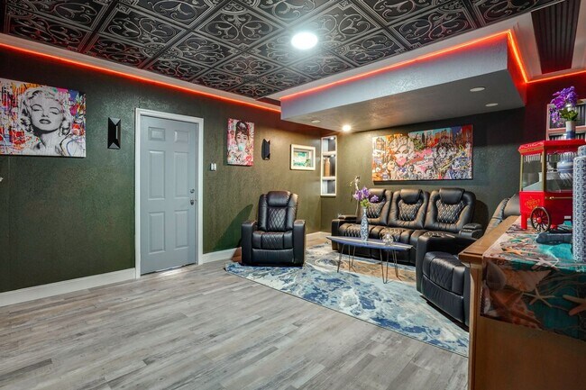 Building Photo - Fully Furnished 2BR/2BA Sarasota Home – Move-In Ready with Entertainment Room Near Siesta Key!