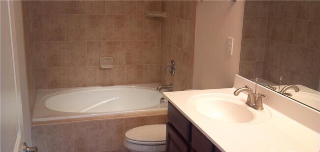 Building Photo - Beautiful Townhome in Charlotte