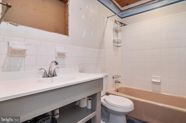 Building Photo - 109 Lake View Drive