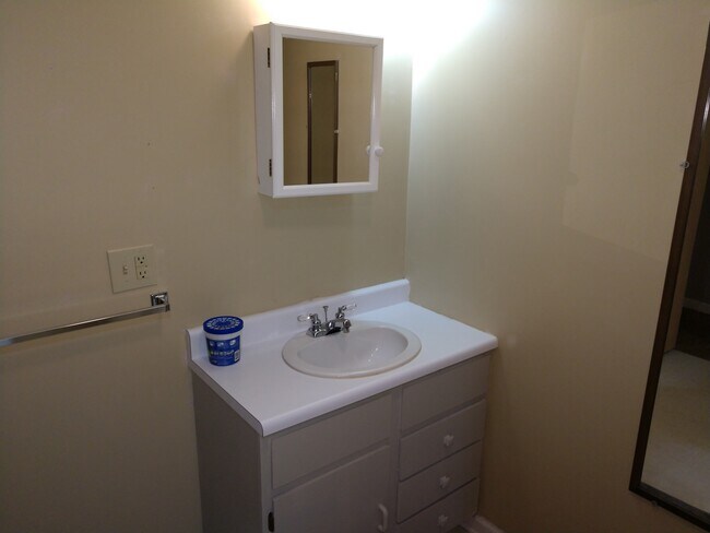 Bath Room 2 (2) - 1101 Odes Wilson Rd