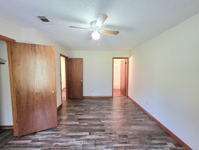 Building Photo - 733 Neal Rd