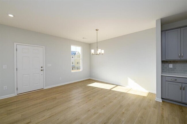 Building Photo - 849 York Aly