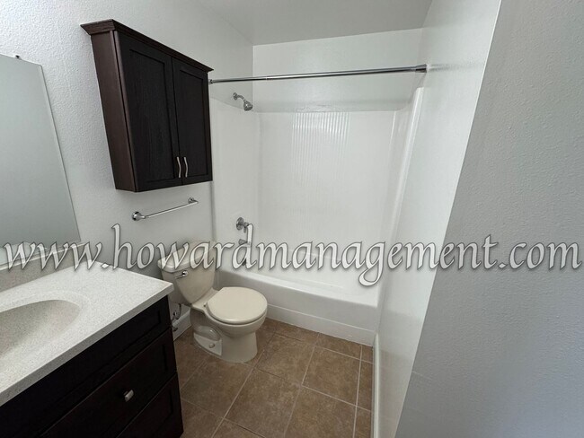 Building Photo - 3 Bedroom 2 Bathroom Condo in the Desirabl...