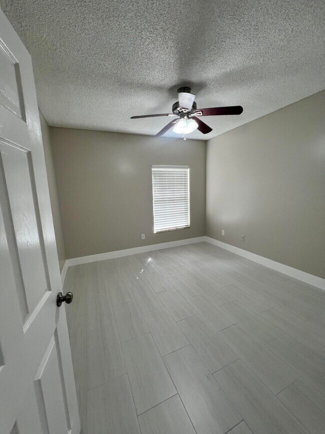 Building Photo - 10354 Fox Trail Rd S