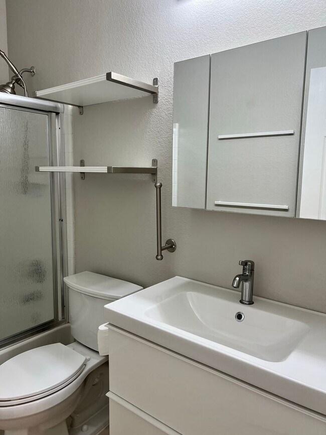 Building Photo - Renovated 3-bedroom Home in Huttoparke