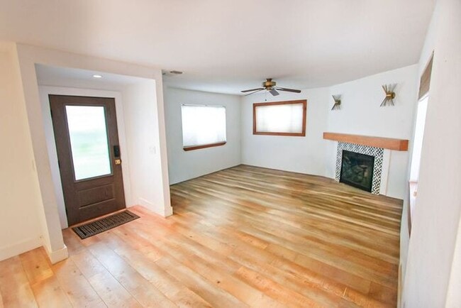 Building Photo - Modern 3 Bed Home for Rent in Riverside CA 92507 Garage Available