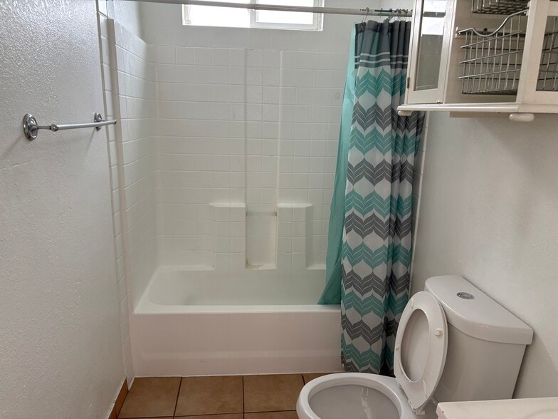 Tub - 3423 W 59th St