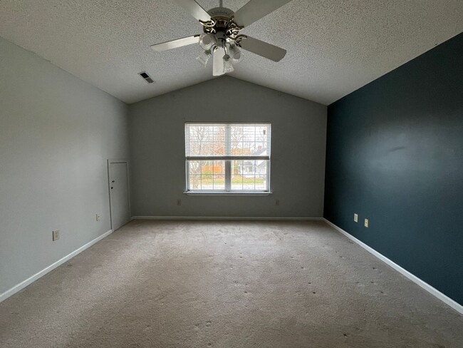 Building Photo - Spacious 3/3 Available For Move In Now