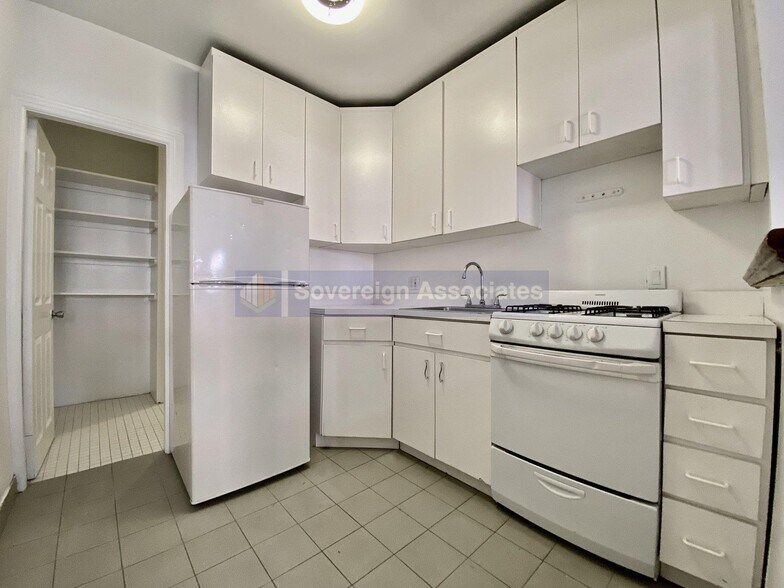 Building Photo - 302 W 107th St