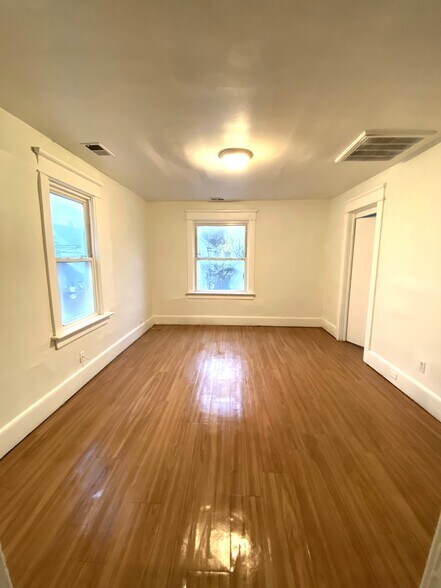 Building Photo - 526 E 22nd St