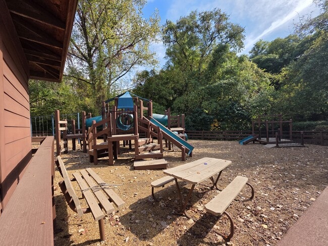 Building Photo - 813 Forest Trace Dr