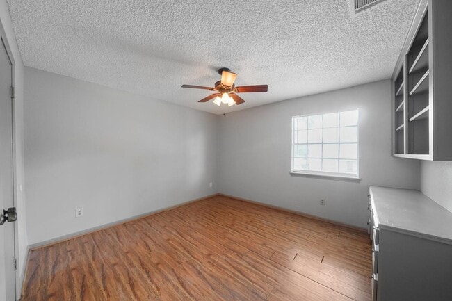 Building Photo - 3102 Hollow Cir