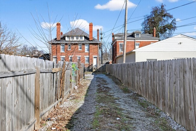 Building Photo - 1619 E Main St