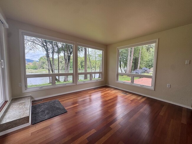 Building Photo - River Front Property