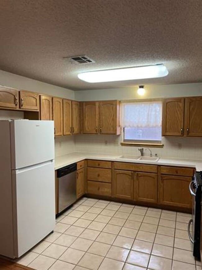 Building Photo - Lovely 3 Bedroom 2 bathroom home with pool