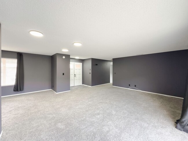 Building Photo - ~RARE FIND~ Newly Remodeled 3 Bedroom Home...